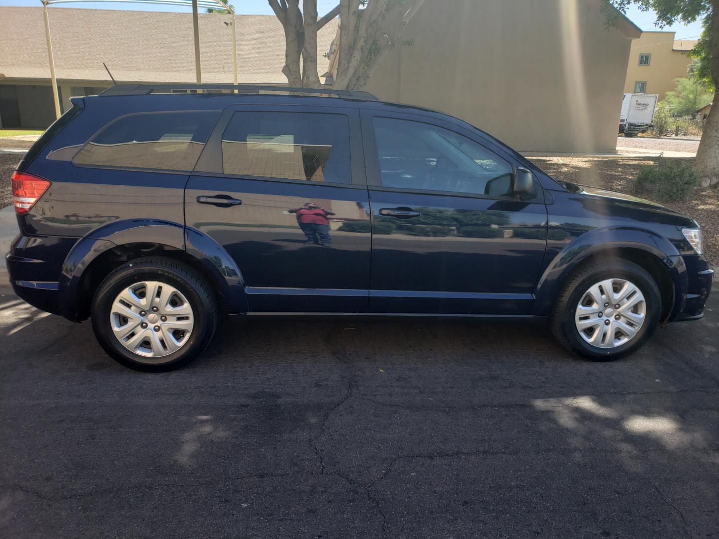 2018 /Tan and black Dodge Journey SE (3C4PDCAB1JT) with an 2.4L L4 DOHC 16V engine, 4-Speed Automatic transmission, located at 323 E Dunlap Ave., Phoenix, AZ, 85020, (602) 331-9000, 33.567677, -112.069000 - 2018 Dodge Journey SE,...... EXCELLENT condition, A Real See!!.... No accidents, Power everything, Ice cold ac front and rear, Touch screen Stereo/CD player, bluetooth, phone sync, Satellite compatible, 3RD row seating, rear receiver, Clean black and Tan interior with tan cloth seats in near perfect - Photo#4